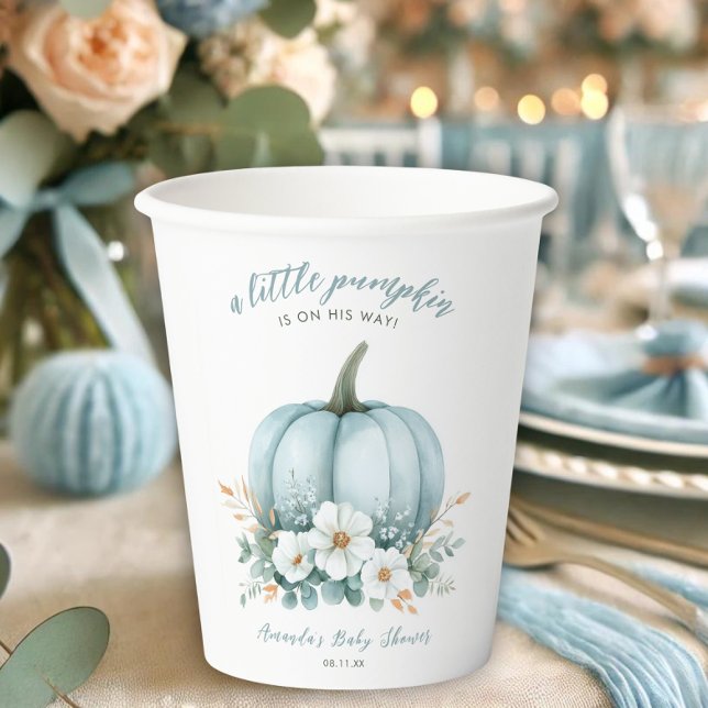 Eleganter Little Pumpkin on Say Boy Baby Shower Pappbecher (A baby shower paper cup with a blue pumpkin and floral design, placed on a decorated table.)