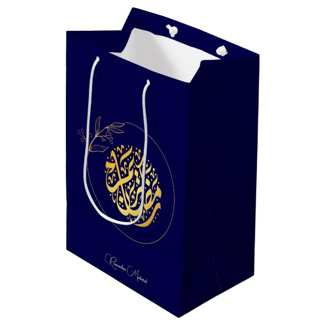 Eleganter Luxus Golden Navy Ramadan Mubarak Mittlere Geschenktüte (Vorderseite Schrägansicht)