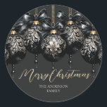 Eleganter Luxus in schwarz und gold baubles Weihna Runder Aufkleber<br><div class="desc">Elegantes Weihnachtsdesign in Schwarz und Gold mit luxuriösen Weihnachtsbaubeln mit verzierter Dekoration,  Satin-Bögen und goldener Kette und personalisiertem Text.</div>
