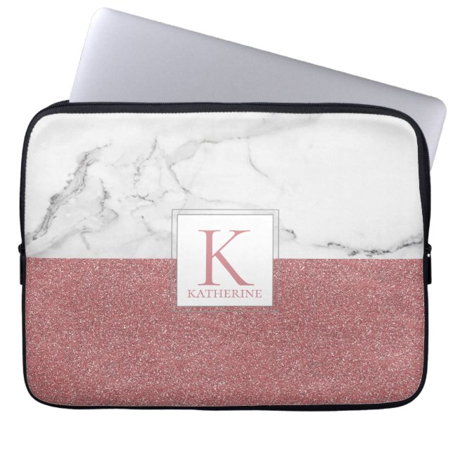 Eleganter Marmorrosa Glitzer Girly Monogram Laptopschutzhülle (Vorderseite)