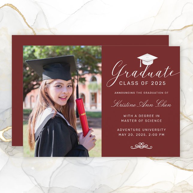 Eleganter Maroon White Script Cap Foto Abschluss Ankündigung (Elegant Maroon White Script Cap Photo Graduation Announcement)