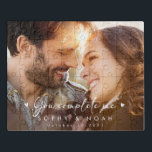Eleganter Mehrfach-Foto | Romantisches Puzzle<br><div class="desc">Feiern Sie Liebe und Freude mit unserem wunderschönen Puzzle-Foto, ein Geschenk für ein liebevolles Ehepaar zu jedem Anlass. Dieses personalisierte Rätsel vereint wertvolle Momente, sei es für eine Verlobung, ein Brautparty, eine Hochzeit oder ein Jubiläum. Fügen Sie ein fantastisches Foto, die Namen des Paares und ein wichtiges Datum, um eine...</div>