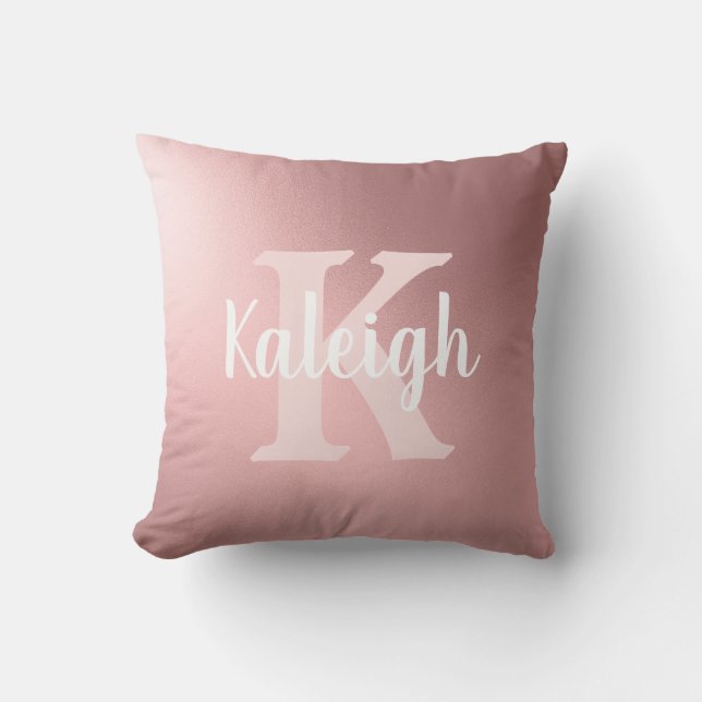 Eleganter Metallic Blush Pink White Monogram Name Kissen (Vorderseite)