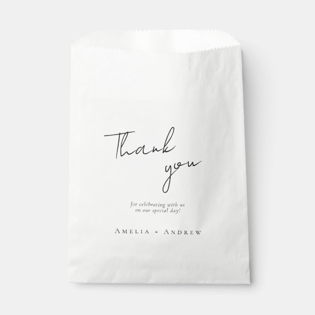 Eleganter Minimalistischer Schwarz-weißer Script-W Geschenktütchen (Vorderseite)