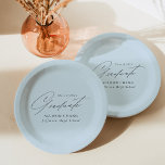 Eleganter Minimalistischer Sky Blue Abschluss Pappteller<br><div class="desc">Elegante Abschluss-Papier-Teller mit "Graduate" in einem schönen schwarzen Skript mit einem hellblauen Hintergrund angezeigt. Personalisieren Sie die Teller des Abschlusses, indem Sie den Namen des Absolventen, den Namen der Schule und das Jahr des Abschlusses hinzufügen. Die personalisierten Abschluss Papier Teller sind sowohl für High School- als auch für Uni-Abschluss Partys...</div>