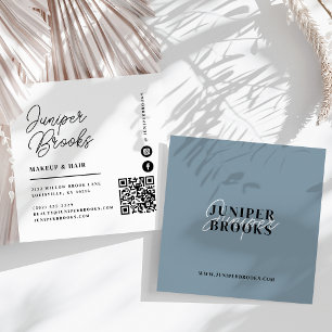 Eleganter minimalistischer staubblauer QR-Code Quadratische Visitenkarte