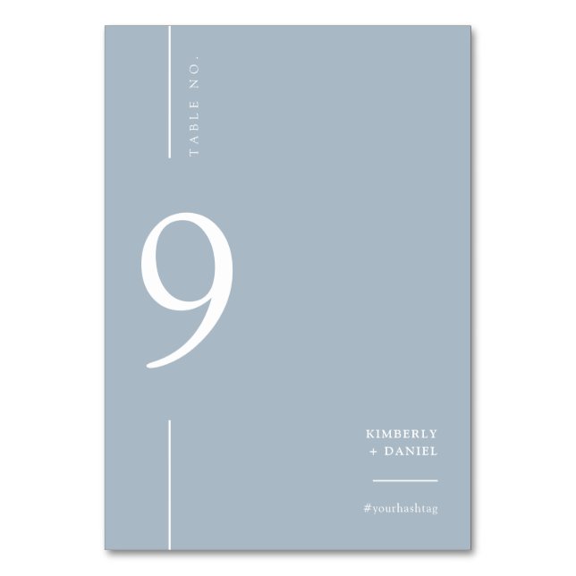 Eleganter moderner Dusty Blue Minimal Hochzeitssit Tischnummer (Vorderseite)