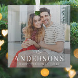Eleganter moderner Minimal | Weihnachts-Couple-Fot Ornament Aus Glas<br><div class="desc">Ein stilvolles, modernes Foto-Urlaubsornament mit Ihrem Nachnamen in klassischer Typografie gepaart mit handgeschriebener Schrift in Weiß über Ihrem Foto in voller Größe. Ihr besonderes Foto wird in diesem einzigartigen, modernen und minimalen Design wunderschön aussehen. Ein elegantes, minimalistisches Design, das sich in dieser Weihnachtszeit von der Masse abhebt! Das abgebildete Bild...</div>