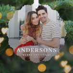 Eleganter moderner Minimal | Weihnachts-Couple-Fot Ornament Karte<br><div class="desc">Ein stilvolles, modernes Foto-Urlaubsornament mit Ihrem Nachnamen in klassischer Typografie gepaart mit handgeschriebener Schrift in Weiß über Ihrem Foto in voller Größe. Ihr besonderes Foto wird in diesem einzigartigen, modernen und minimalen Design wunderschön aussehen. Ein elegantes, minimalistisches Design, das sich in dieser Weihnachtszeit von der Masse abhebt! Das abgebildete Bild...</div>