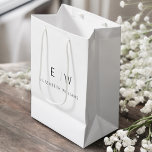 Eleganter, moderner, Minimalistischer Monogrammnam Mittlere Geschenktüte<br><div class="desc">Präsentieren Sie Ihre Geschenke stilvoll mit unserem Minimalistischen Monogram Namensgeschenkbeutel Schwarz und Weiß. Diese elegante Tasche besticht durch ein gepflegtes und zeitgemäßes Design. Freuen Sie sich auf ein individualisierbares Monogramm, das Ihrer Schenkung eine personalisierte Touch verleiht. Diese Tasche ist hochwertig und gleichzeitig elegant und eignet sich für verschiedenste Anlässe, von...</div>