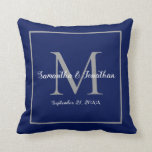 Eleganter, moderner Monogram Navy Blue Wedding Kee Kissen<br><div class="desc">Hier ist ein einfaches, elegantes Hochzeitsnahrungsmittel für Braut und Bräutigam. Dieses Design zeigt die Monogramm des Paares in Grau zunächst zusammen mit ihren Namen und Hochzeitstermin in einer trendigen Schrift Typografie auf einem marineblau Hintergrund. All das ist von einer grauen Grenze umgeben. Der gesamte Text ist mit den bereitgestellten Vorlagen...</div>