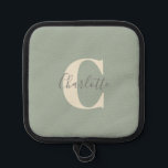 Eleganter moderner Monogrammname in Sage Green Topflappen<br><div class="desc">Einfache Personalisierte Monogramm und Name im Grünen Pulverhalter</div>