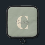 Eleganter moderner Monogrammname in Sage Green Topflappen<br><div class="desc">Einfache Personalisierte Monogramm und Name im Grünen Pulverhalter</div>