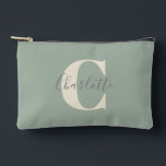 Eleganter moderner Monogrammname in Sage Green Zubehörtasche<br><div class="desc">Mit diesem eleganten, grünen Accessoire-Beutel mit elegantem Monogramm und Namensdesign stärken Sie Ihre Essentials. Ideal für den behalt Ihrer kleinen, organisierten und stilvollen Artikel, bietet es einen eleganten, minimalistischen Look mit einer persönlichen Touch. Ideal für den täglichen Gebrauch oder als nachdenkliches Geschenk verbindet dieser Beutel Funktionalität mit Eleganz und macht...</div>