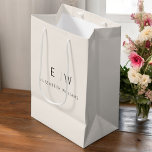 Eleganter moderner neutraler Minimalistischer Mono Mittlere Geschenktüte<br><div class="desc">Präsentieren Sie Ihre Geschenke stilvoll mit unserem Minimalistischen Monogram Namenspendel Schwarz und Neutral. Diese elegante Tasche besticht durch ein gepflegtes und zeitgemäßes Design. Freuen Sie sich auf ein individualisierbares Monogramm, das Ihrer Schenkung eine personalisierte Touch verleiht. Diese Tasche ist hochwertig und gleichzeitig elegant und eignet sich für verschiedenste Anlässe, von...</div>