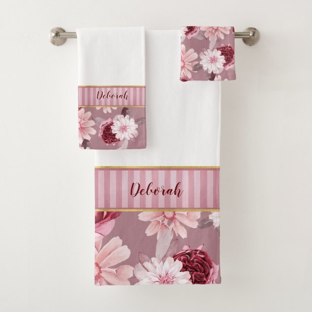 Eleganter Monogram Burgundy Pink Floral Stripe Badhandtuch Set (Insitu)