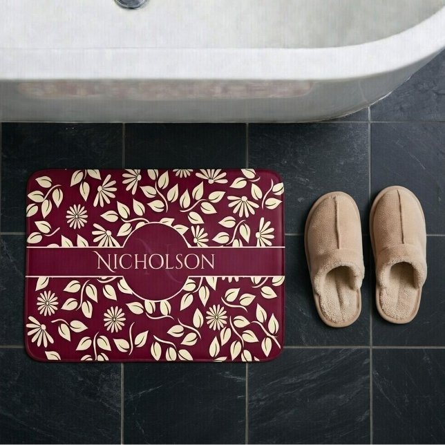 Eleganter Monogram Individuelle Name Leaf Daisy Bu Badematte (Pastel yellow retro flowers and leaves on burgundy bathmat with template name and monogram.)