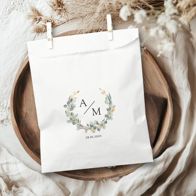 Eleganter, Monogramm, Eukalyptus-Kranz Geschenktütchen (Elegant, monogram, eucalyptus wreath favor bag with your monogram and date.)