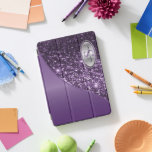Eleganter Monogramm Lila Glitzer und Silber iPad Pro Cover<br><div class="desc">Monogram iPad Cover für Sie bereit, um Ihre persönlichen Wünsche zu erfüllen. ✔ Nicht alle Vorlagenbereiche müssen geändert werden. 📌 Wenn Sie weitere Anpassungen benötigen, klicken Sie bitte auf den Button "Weitere Anpassungen vornehmen" oder "Design anpassen oder bearbeiten" und verwenden Sie unser Designwerkzeug, um die Größe, den Rotation, die Textfarbe,...</div>