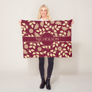 Eleganter Monogramm Name Leaf Daisy Muster Burgund Fleecedecke