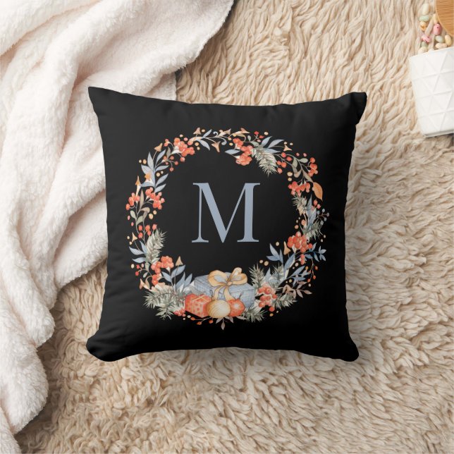 Eleganter Monogramm-Weihnachtskranz Dusty Blue Kissen (Decke)