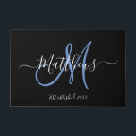 Eleganter Name der schwarzen Monogramm-Skriptfamil Fußmatte<br><div class="desc">DIY Personalisiertes Schwarz-Weiß und Blau Monogramm Design mit Braut und Bräutigam Nachname und Hochzeitstermin auf einem schwarzen Hintergrund. Ein einzigartiges und großartiges Geschenk für Neuankömmlinge,  die eine neue Familie gründen. Gut für neues Haus zusammen. Passen Sie mit Ihrem Namen,  Monogramm Anfangs- und Hochzeitstag und Farben an. Elke Clarke©</div>