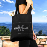 Eleganter Name der Schwarzen Silber Monogramm Pers<br><div class="desc">Passen Sie den Text an, und erstellen Sie einfach Ihre personalisierte Tasche. Klicken Sie auf BEARBEITEN, klicken Sie anschließend auf HINTERGRUND BEARBEITEN, um die Hintergrundfarbe zu ändern, und wiederholen Sie diese für beide Seiten. Sie können dieses Design auf anderen Zazzle-Produkten übertragen und an die meisten Zazzle-Produkte anpassen. Standard Studio-Designs werden...</div>