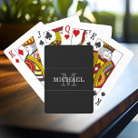 Eleganter Name der Schwarzen Silber Monogramm Pers Spielkarten<br><div class="desc">Passen Sie den Text an und erstellen Sie einfach Ihre personalisierten Spielkarten. Klicken Sie auf BEARBEITEN, um die Textfarbe oder Hintergrundfarbe zu ändern. Sie können dieses Design auf anderen Zazzle-Produkten übertragen und an die meisten Zazzle-Produkte anpassen. Standard Studio-Designs werden in hochauflösender Grafik für berufliche Drucke erstellt. Vielen Dank, dass Sie...</div>