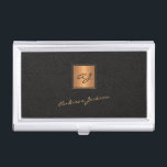 Eleganter Name des mit Monogramm, schwarzen Golds Visitenkarten Dose<br><div class="desc">Das elegante,  luxuriöse und exklusive mit Monogramm Visitenkartengehäuse mit einem vergoldeten Imitat und einem eleganten schwarzen Ledermotiv (bedruckt).              Personalisiere es mit dem Namen der weißen Skriptsignatur und den Initialen des Monogramms.</div>