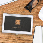 Eleganter Name des mit Monogramm, schwarzen Golds Visitenkarten Dose<br><div class="desc">Das elegante,  luxuriöse und exklusive mit Monogramm Visitenkartengehäuse mit einem vergoldeten Imitat und einem eleganten schwarzen Ledermotiv (bedruckt).              Personalisiere es mit dem Namen der weißen Skriptsignatur und den Initialen des Monogramms.</div>