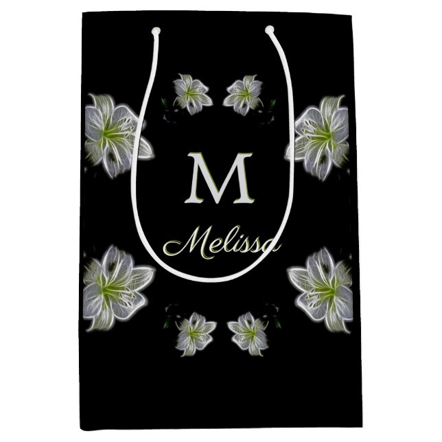 Eleganter Name des weißen Lilies Floral Monogramm Mittlere Geschenktüte (Vorderseite)