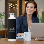 Eleganter Name in Schwarz und Weiß Trinkflasche<br><div class="desc">Dieses schlichte,  elegante,  stilvolle Schwarz-Weiß-Design zeichnet sich durch Ihren personalisierten Namen,  Ihre Monografie und Ihren Geschäftstitel in trendiger,  stilvoller Topografie aus. Dieser Artikel kann und ein ausgezeichnetes Geschenk für Sie,  Ihre Familie und Freunde.</div>