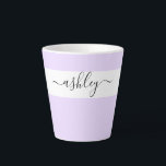 Eleganter Name in Script Typografie Lavender Milchtasse<br><div class="desc">Personalisierte latte Tasse mit eleganter Schrift-Typografie und minimalistischem Design. Die Vorlage ist Set für Sie,  um Ihren Namen in Schwarz-Weiß hinzuzufügen. Ein modernes,  einfaches und trendiges Design in hübscher Lavendellila oder,  wenn Sie es vorziehen,  können Sie die Hintergrundfarbe ändern. (wenn Sie Hilfe benötigen).</div>