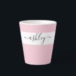 Eleganter Name in Script Typografie Pink Milchtasse<br><div class="desc">Personalisierte latte Tasse mit eleganter Schrift-Typografie und minimalistischem Design. Die Vorlage ist Set für Sie, um Ihren Namen in Schwarz-Weiß hinzuzufügen. Ein modernes, einfaches und trendiges Design in griechisch-rosa oder, wenn Sie bevorzugen, können Sie die Hintergrundfarbe ändern. (wenn Sie Hilfe benötigen).</div>