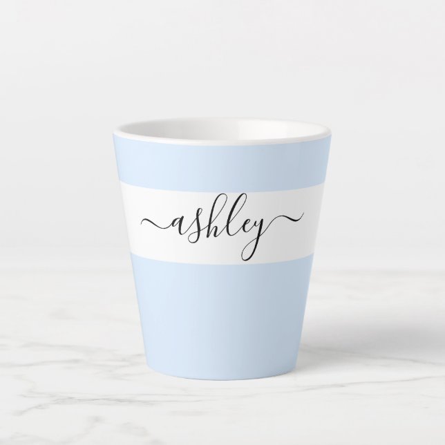 Eleganter Name in Script Typografy Powder Blue Milchtasse (Vorderseite)