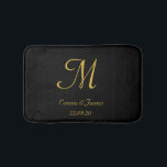 Eleganter Name Schwarz und Gold Monogram Badematte<br><div class="desc">Elegante Black and Gold Monogram Name Newlyweds Bath mat</div>