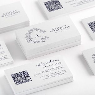 Eleganter Navy Blue Monogram Floral Wappen QR Code Visitenkarte