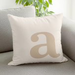 Eleganter neutraler Beigenbuchstabe Kissen<br><div class="desc">Eleganter,  moderner Monogramm-Anfangsbuchstabe. Personalisieren Sie für mit Monogramm Geschenke und mehr.</div>