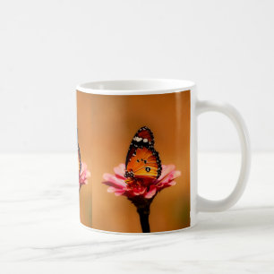 Eleganter Orange Butterfly auf rosa Blume Kaffeetasse