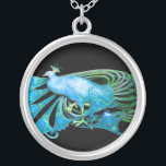 ELEGANTER PEACOCK IN BLAU TURQUE UND SCHWARZ VERSILBERTE KETTE<br><div class="desc">Farbiges und elegantes Design mit leuchtenden 3D-Edelsteinen Digitales Grafikdesign von Bulgan Lumini . Teil aus der neuen Kollektion ARCADIA .</div>