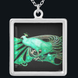 ELEGANTER PEACOCK IN GRÜN UND SCHWARZ VERSILBERTE KETTE<br><div class="desc">Farbiges und elegantes Design mit leuchtenden 3D-Edelsteinen Digitales Grafikdesign von Bulgan Lumini . Teil aus der neuen Kollektion ARCADIA .</div>