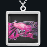 ELEGANTER PEACOCK IN PINK, FUCHSIA UND SCHWARZ VERSILBERTE KETTE<br><div class="desc">Farbiges und elegantes Design mit leuchtenden 3D-Edelsteinen Digitales Grafikdesign von Bulgan Lumini . Teil aus der neuen Kollektion ARCADIA .</div>