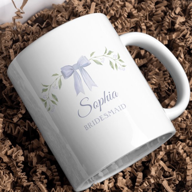 Eleganter Personalisierter Name Bridesmaid Vorschl Kaffeetasse (Personalized bridesmaid mug with blue bow and floral wreath, perfect for proposals and keepsakes.)
