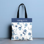 Eleganter Personalisierter Name des Blauen Botanis<br><div class="desc">Elegante Blue Botanical Floral Personalisiert Name Tragetaschen mit einem blauen botanischen Blumenmuster mit Ihrem personalisierten Namen in eleganter Kalligraphie Schrift Typografie. Perfekt als Geschenk für Weihnachten,  Geburtstage,  Muttertag,  Feiertage und vieles mehr. Entworfen von © Evco Studio www.zazzle.com/store/evcoholidays</div>