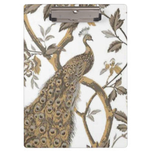 Eleganter Pfau auf der weißen Zwischenablage Klemmbrett