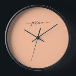 Eleganter Pfirsichzz-Skriptname große Uhr<br><div class="desc">Moderne Uhr mit orangefarbenem (pfirsichfarbenem fuzz) Hintergrund und handgeschriebenem schwarzen, gürteligen Schriftnamen. Personalisieren mit Ihrem Namen</div>