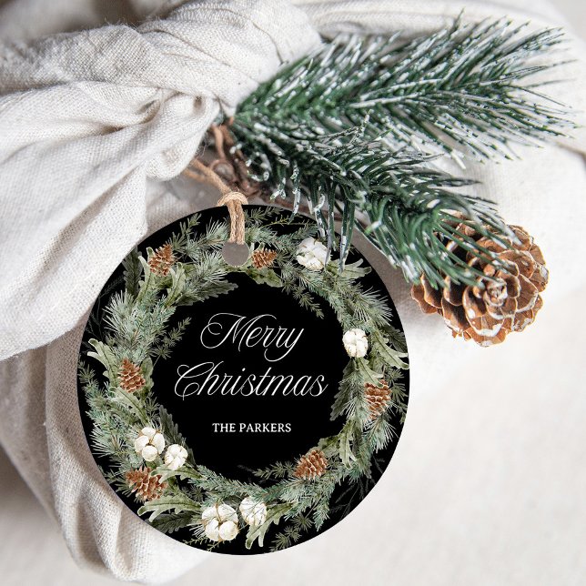 Eleganter Pine and Greenerity Black | Frohe Weihna Geschenkanhänger (An elegant Christmas gift tag with a pine wreath and greenery)