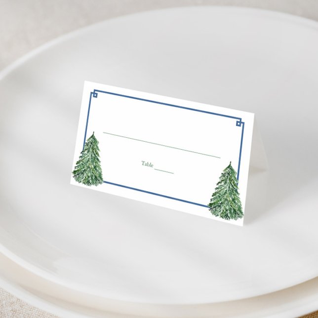 Eleganter Pine Tree Griechischer Schlüsselborder W Platzkarte (Elegant green and blue pine trees greek key border winter wedding place cards with tartan reverse)