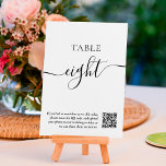 Eleganter QR-Code für Hochzeit Schwarz-weißer Skri Tischnummer<br><div class="desc">Elegante Schwarz-weiße Skript Hochzeit-Tischnummer,  mit QR-Code zu scannen für Ihre Gäste,  um ihre Fotos zu teilen,  fügen Sie Ihr Foto auf der Rückseite für eine Hochzeit behalten Sake.</div>