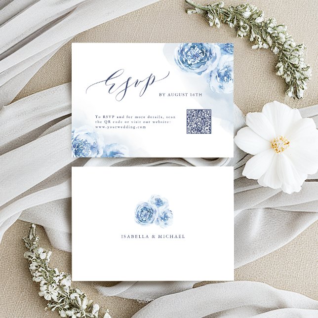 Eleganter QR-Code für Kalligrafie in blauen Blüten RSVP Karte (Elegant calligraphy dusty blue floral QR code RSVP Card)